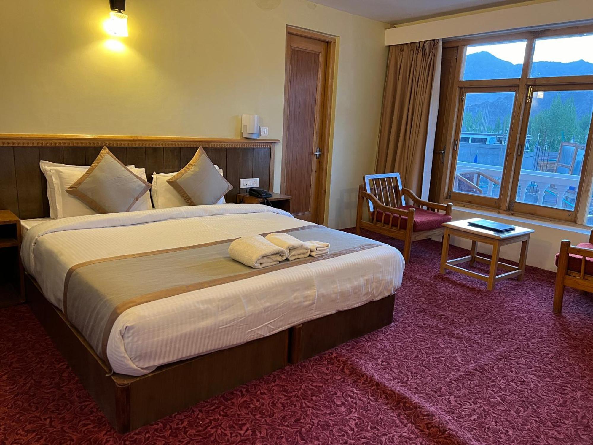 The Pangong Hotel Лех Екстериор снимка